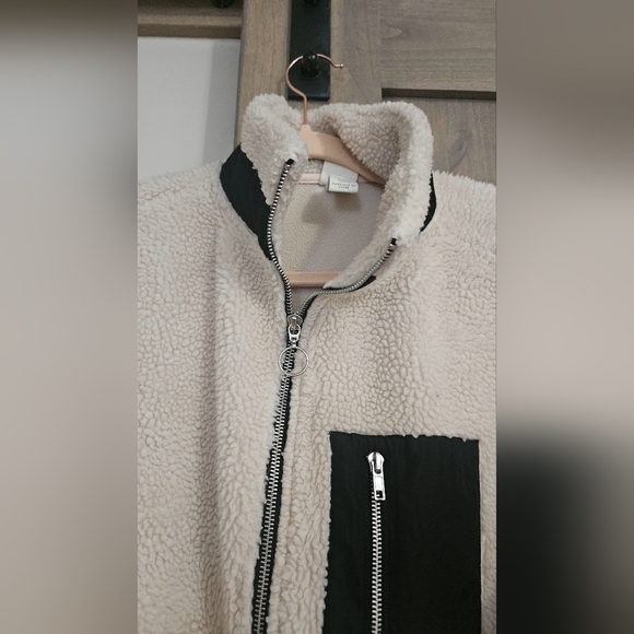 H&M Faux Shearling Jacket- Light beige/black. Size small - Picture 8 of 15